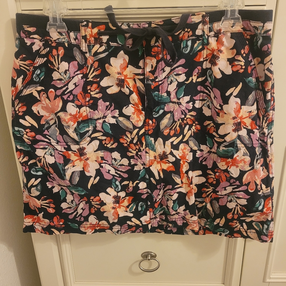 💥3/$24 Faded Glory Navy Floral Skort‎